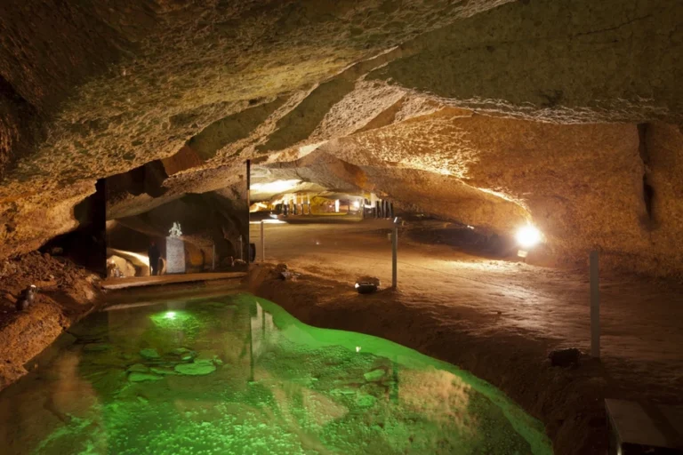 The-caves-of-L-Espluga